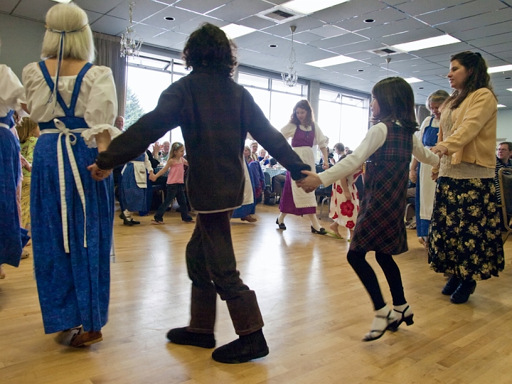 Katrilli Folkdancers & Folk Voice Band at the Swedish Club/P2011783
